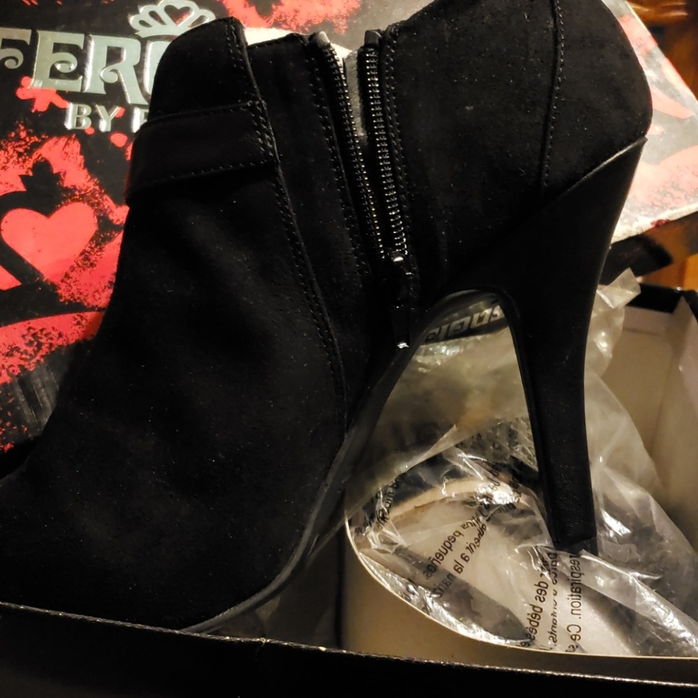 Shoes - Picture 4 of 4